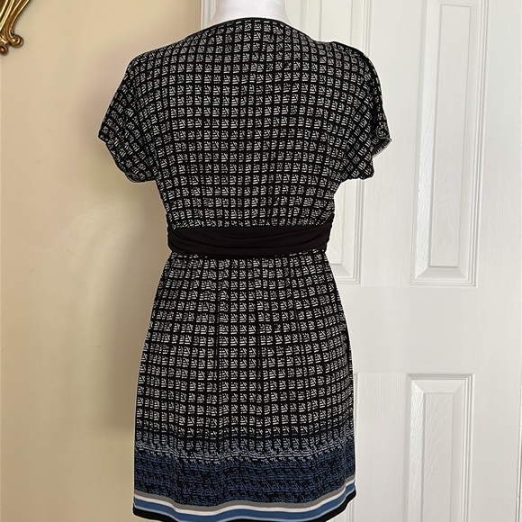 Max Studio Geometric Print Wrap Style Front Baby Doll Top V Neck m - Picture 5 of 8